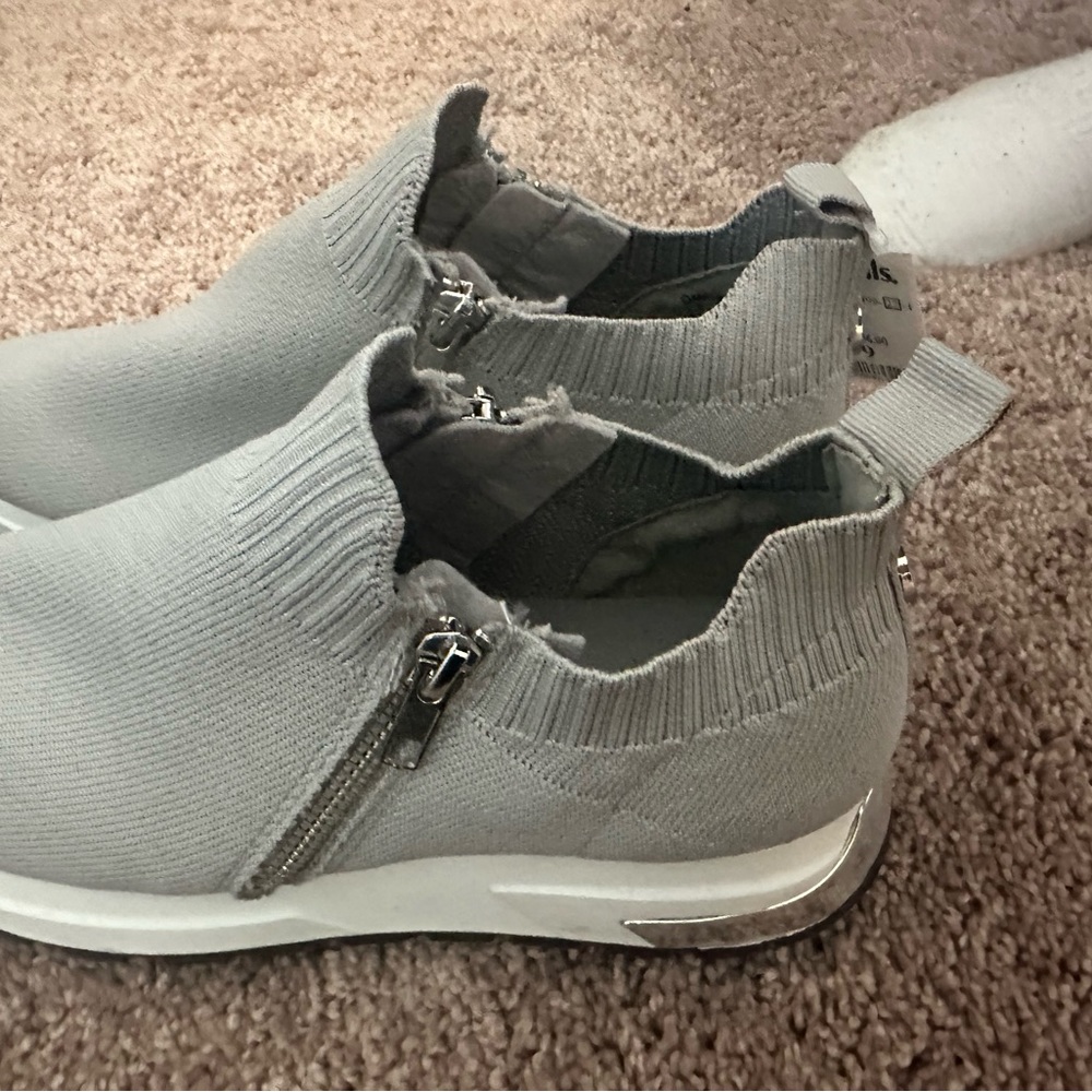 Steve Madden slip ons - Picture 3 of 5